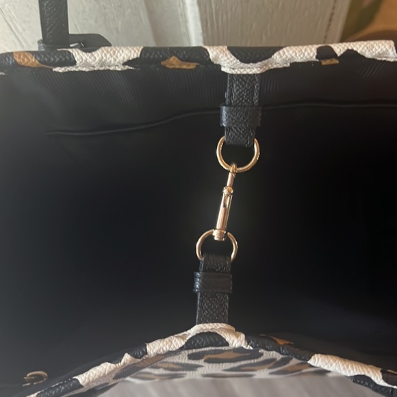 Absolute gorgeous leopard print coach tote bag. - Picture 4 of 7